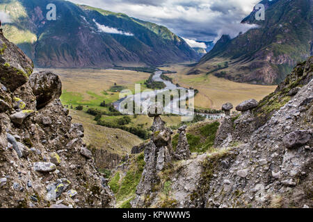 Blick ins Tal von Chulyshman Fluss auf dem Weg nach Mushroom Rocks, Altai. Stockfoto