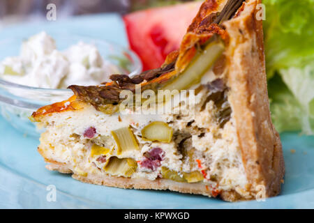 Quiche mit Salat Stockfoto