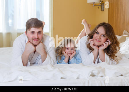 Glückliche junge Familie mit Kind. Stockfoto