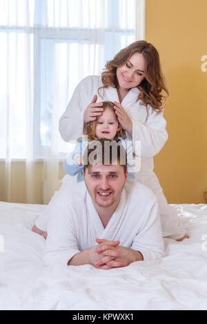 Glückliche junge Familie mit Kind. Stockfoto