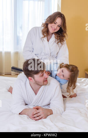 Glückliche junge Familie mit Kind. Stockfoto