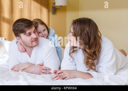 Glückliche junge Familie mit Kind. Stockfoto