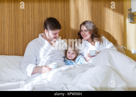 Glückliche Familie mit Baby. Stockfoto