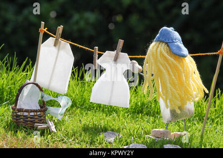 Mädchen hängt Wäsche an Stockfoto