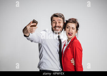 Zwei Kollegen Freunde nehmen Selfie mit Telefon-Kamera Stockfoto