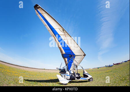 Weiß Motorsegler in das Clearing wartet, zu fliegen. Stockfoto