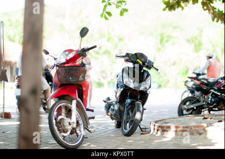 Motorräder auf dem beliebten Ferienort Asien in Welt geparkt. Stockfoto