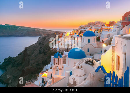 Oia bei Sonnenuntergang, Santorini, Griechenland Stockfoto