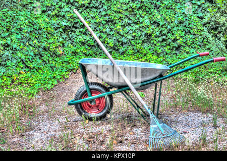 Hdr von Schubkarre in einem Garten Stockfoto