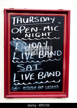 Live Band und Open Mic night Werbung Tafel außerhalb Public House Stockfoto