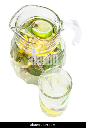 Oben Ansicht von Krug und Tumbler mit Limonade Stockfoto