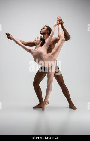 Paar von Ballerinen posiert auf grauem Hintergrund Stockfoto