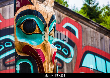 Totem Pole in der Nähe von Saxman Tribal House Stockfoto