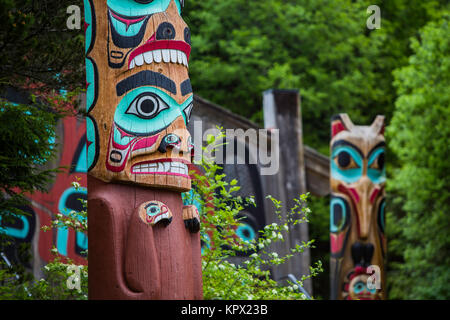 Totempfähle in der Nähe von Saxman Tribal House Stockfoto