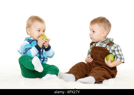 Kleine Kinder mit Äpfeln. Stockfoto
