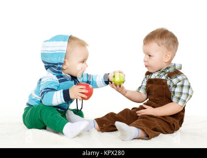 Kleine Kinder mit Äpfeln. Stockfoto