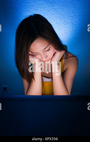 junge Dame Schlaf am notebook Stockfoto