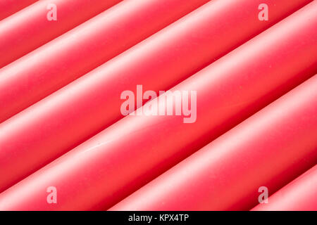 Stapel von rotem PVC-Schutzrohre Stockfoto