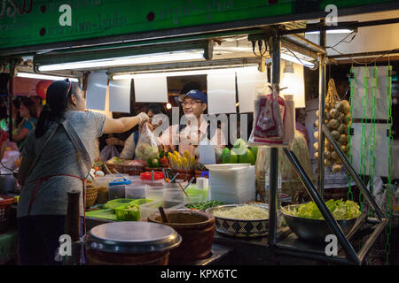CHIANG MAI, THAILAND - 27. August: Frau verkauft traditionelle thailändische Essen bei der Saturday Night Market (Walking Street) am 27. August 2016 in Chiang Mai, T Stockfoto