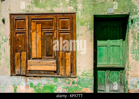 Rustikale Tür und Fenster, Banos de Montemayo Stockfoto