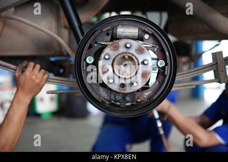 Trommelbremse Mechanismus der Auto Rad in einer Garage. Stockfoto