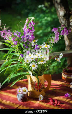 Bouquet von Gänseblümchen in einen Krug Stockfoto