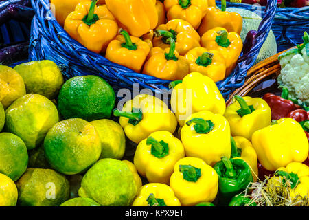 Bunte schöne bell pepper mit schönen Hintergrund Stockfoto