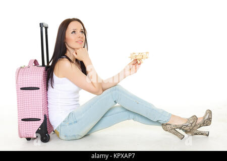 Junge Frau mit Koffer. Stockfoto