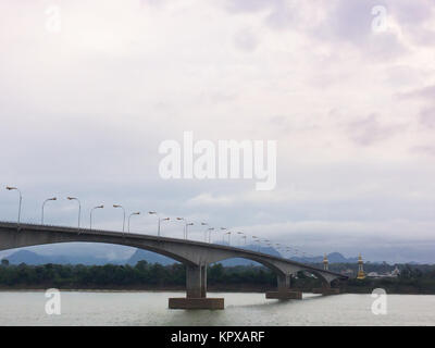 Thai-Lao Friendship Bridge überqueren Sie den Fluss Mekong bei Nakhon Phanom Provinz Stockfoto