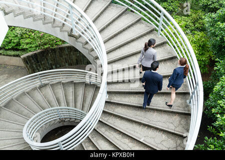 Blick von oben auf die Menschen zu Fuß auf Treppe Stockfoto