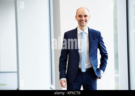 Fröhliche junge Geschäftsmann im Büro Stockfoto