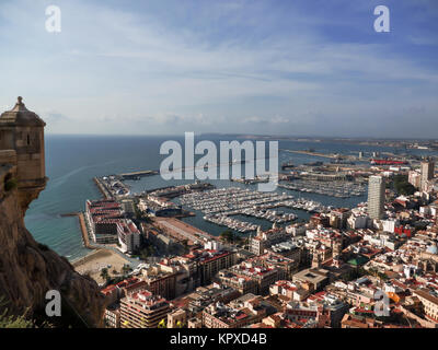 Blick von der Burg über die Stadt und den Hafen von Alicante Stockfoto