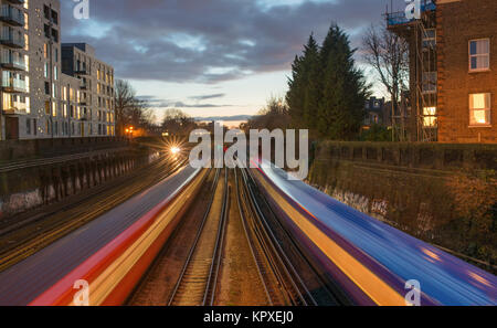 Am frühen Abend schnelle Züge, Clapham, London, Vereinigtes Königreich Stockfoto