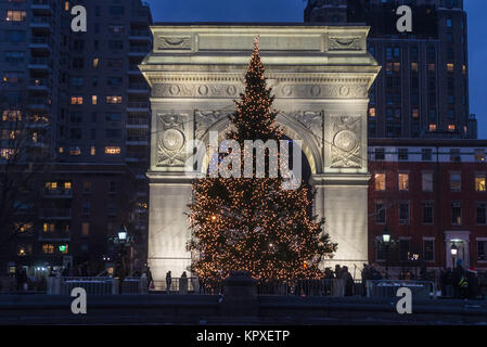 New York, NY, USA, 16. Dezember 2017 - Die jährliche Weihnachtsbaum in Washington Square Park. Kredit © Stacy Walsh Rosenstock Stockfoto