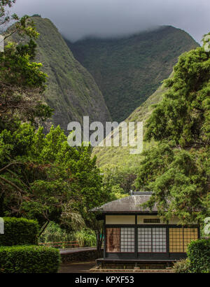 Die Wolken bewegen sich über die Maui Gebirges über Iao Valley, eine Website für einheimische hawaiische Kultur in der Nähe von Figueres. Stockfoto