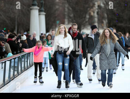 Chicago, USA. 16 Dez, 2017. Menschen skate am McCormick Tribune Eisbahn im Millennium Park, Chicago, USA, Dez. 16, 2017. Die Eisbahn in Millennium Park öffnet für die Öffentlichkeit vom 1. Nov. 17, 2017, 4. März 2018, wenn das Wetter es zulässt. Credit: Wang Ping/Xinhua/Alamy leben Nachrichten Stockfoto