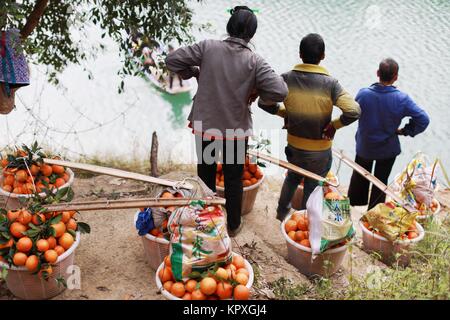 Rongjiang, Chinas Provinz Guizhou. 17 Dez, 2017. Dorfbewohner warten für Fährschiffe nach der Ernte Navel Orangen in Rongjiang Grafschaft Miao-Dong Autonomen Bezirks Qiandongnan, Südwesten Chinas Provinz Guizhou, Dez. 17, 2017. Credit: Liu Xu/Xinhua/Alamy leben Nachrichten Stockfoto