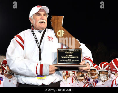 Sacramento, CA. 17 Dez, 2017. Mater Dei Monarchs Head Coach Bruce Rollinson nimmt die Trophäe, nachdem er die CIF-Zustand Vorbereitung Fußball Open Division State Championship Spiel. Mater Dei vs De La Salle von Concord. Die Mater Dei Monarchen besiegten die De La Salle Spartans 52-21. Louis Lopez/Cal Sport Media/Alamy leben Nachrichten Stockfoto