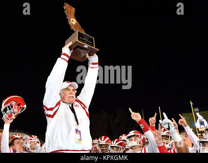 Sacramento, CA. 17 Dez, 2017. Mater Dei Monarchs Head Coach Bruce Rollinson nimmt die Trophäe, nachdem er die CIF-Zustand Vorbereitung Fußball Open Division State Championship Spiel. Mater Dei vs De La Salle von Concord. Die Mater Dei Monarchen besiegten die De La Salle Spartans 52-21. Louis Lopez/Cal Sport Media/Alamy leben Nachrichten Stockfoto