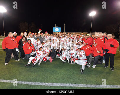 Sacramento, CA. 17 Dez, 2017. Mater Dei Monarchs Head Coach Bruce Rollinson und seine Spieler pose mit der Trophäe, nachdem er die CIF-Zustand Vorbereitung Fußball Open Division State Championship Spiel. Mater Dei vs De La Salle von Concord. Die Mater Dei Monarchen besiegten die De La Salle Spartans 52-21. Louis Lopez/Cal Sport Media/Alamy leben Nachrichten Stockfoto