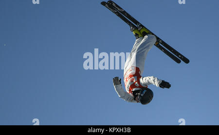 Zhangjiakou, Provinz Hebei Provinz Chinas. 17 Dez, 2017. Danielle Scott von Australien konkurriert im gemischten Team-Finale bei den Freestyle Aerials World Cup im Norden Chinas Zhangjiakou, Provinz Hebei, Dez. 17, 2017. Credit: Wang Haofei/Xinhua/Alamy leben Nachrichten Stockfoto