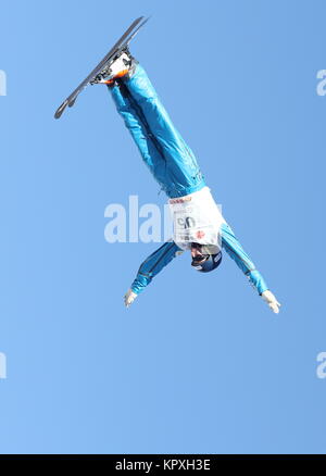 Zhangjiakou, Provinz Hebei Provinz Chinas. 17 Dez, 2017. Maxim Burov Russlands konkurriert im gemischten Team-Finale bei den Freestyle Aerials World Cup im Norden Chinas Zhangjiakou, Provinz Hebei, Dez. 17, 2017. Credit: Yang Shiyao/Xinhua/Alamy leben Nachrichten Stockfoto