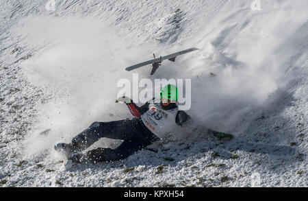 Zhangjiakou, Provinz Hebei Provinz Chinas. 17 Dez, 2017. Lloyd Wallace von Großbritannien konkurriert im gemischten Team vorläufig an der Freestyle Aerials World Cup im Norden Chinas Zhangjiakou, Provinz Hebei, Dez. 17, 2017. Credit: Fei Maohua/Xinhua/Alamy leben Nachrichten Stockfoto