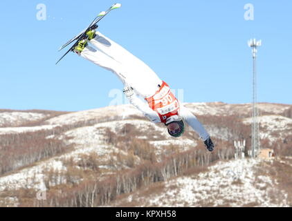 Zhangjiakou, Provinz Hebei Provinz Chinas. 17 Dez, 2017. Samantha Brunnen von Australien konkurriert im gemischten Team-Finale bei den Freestyle Aerials World Cup im Norden Chinas Zhangjiakou, Provinz Hebei, Dez. 17, 2017. Credit: Yang Shiyao/Xinhua/Alamy leben Nachrichten Stockfoto