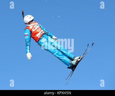 Zhangjiakou, Provinz Hebei Provinz Chinas. 17 Dez, 2017. Russland Liubov Nikitina konkurriert im gemischten Team-Finale bei den Freestyle Aerials World Cup im Norden Chinas Zhangjiakou, Provinz Hebei, Dez. 17, 2017. Credit: Yang Shiyao/Xinhua/Alamy leben Nachrichten Stockfoto