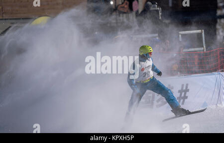 Zhangjiakou, Provinz Hebei Provinz Chinas. 17 Dez, 2017. Ilia Burov Russlands konkurriert im gemischten Team-Finale bei den Freestyle Aerials World Cup im Norden Chinas Zhangjiakou, Provinz Hebei, Dez. 17, 2017. Credit: Fei Maohua/Xinhua/Alamy leben Nachrichten Stockfoto