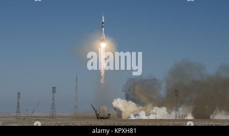 Baikonur, Kasachstan. 17 Dez, 2017. Die Sojus MS-07 Rakete ist mit Expedition 54 Sojus Kommandant Anton Shkaplerov von Roskosmos, bordingenieur Scott Kribbeln der NASA, und Flugingenieur Norishige Kanai der Japan Aerospace Exploration Agency (JAXA), Sonntag, 17 Dezember, 2017 Auf dem Kosmodrom Baikonur in Kasachstan aus gestartet. Shkaplerov, Kribbeln, und Kanai wird die nächsten fünf Monate Leben und Arbeiten an Bord der Internationalen Raumstation. Obligatorische Credit: Joel Kowsky/NASA über CNP Credit: Joel Kowsky/CNP/ZUMA Draht/Alamy leben Nachrichten Stockfoto