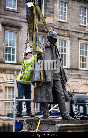 Edinburgh, Schottland, Großbritannien. 17. Dezember, 2017. Die Skulptur von Sherlock Holmes von ehemaligen Pop-künstler Gerald Laing wird aus dem Hause auf Picardy Place, Yards von der Geburtsort von Sir Arthur Conan Doyle. Der Umzug der Skulptur ist Straße und Straßenbahn arbeitet, die in Edinburgh zu beherbergen. Die Statue wird in Nairn bei Black Isle Bronze Ltd von den Künstlern Sohn bewegt werden, Farquhar Laing, wo er für zwei Jahre bleiben, bis er nach Edinburgh zurück. Credit: Rich Dyson/Alamy leben Nachrichten Stockfoto