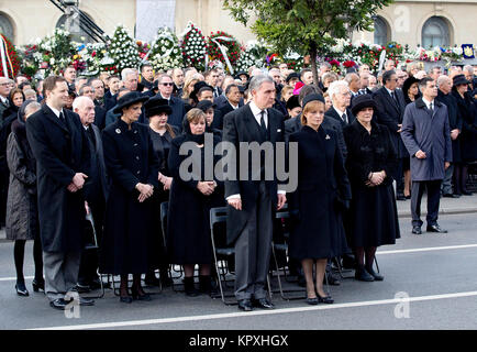 Crown Princess Margareta von Rumänien, Prinz Radu von Rumänien, Prinzessin Elena von Rumänien, Irina Walker, Prinzessin Maria von Rumänien, Prinzessin Sophie von Rumänien, Erzherzogin Maria Magdalena von Österreich und ihr Ehemann, Baron Hans Ulrich von Holzhausen, SKH Prinz Georg Friedrich von Preussen im Royal Palace Square in Bukarest, am 16. Dezember 2017, eine militärische und religiöse Zeremonie anlässlich der Beerdigung von König mihael ich von Rumänien Foto: Albert Nieboer/Niederlande/Point de Vue, - KEINE LEITUNG SERVICE · Foto: Albert Nieboer/RoyalPress/dpa zu besuchen Stockfoto