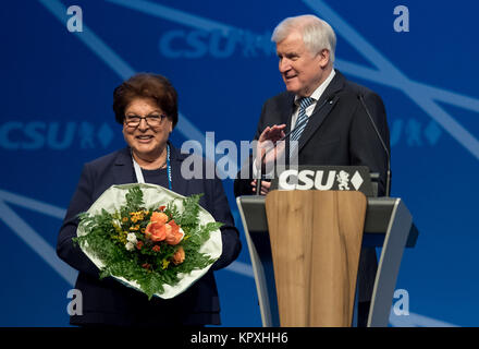 Nürnberg, Deutschland. 16 Dez, 2017. Der CSU-Vorsitzende und Ministerpräsident des Freistaates Bayern, Horst Seehofer, CSU-Vorsitzende Barbara Stamm stehend auf der Bühne während der Parteitag der CSU in Nürnberg, Deutschland, 16. Dezember 2017. Stamm, der das Amt des stellvertretenden Parteivorsitzenden gewaehlt für 23 Jahre gehabt hat, beschlossen, nicht zur Wiederwahl. Credit: Sven Hoppe/dpa/Alamy leben Nachrichten Stockfoto